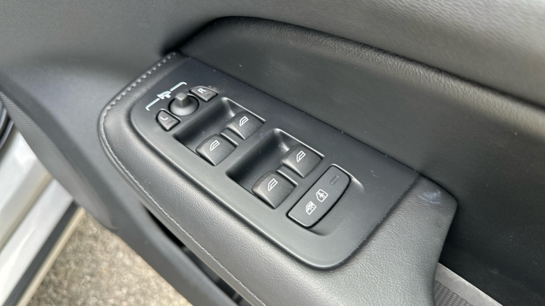 Volvo V60 2.0 B4P Ultra Dark 5dr Auto Petrol Estate